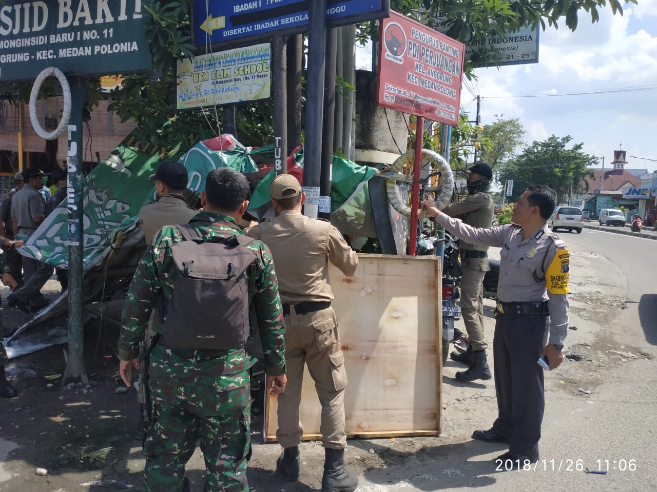 Tim Gabungan Tertibkan Reklame dan Bongkar Bangunan Diatas Parit