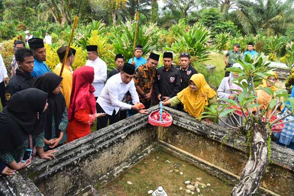 Gubsu Ziarahi Makam Datuk Besitang dan Pahlawan Kemerdekaan Â 