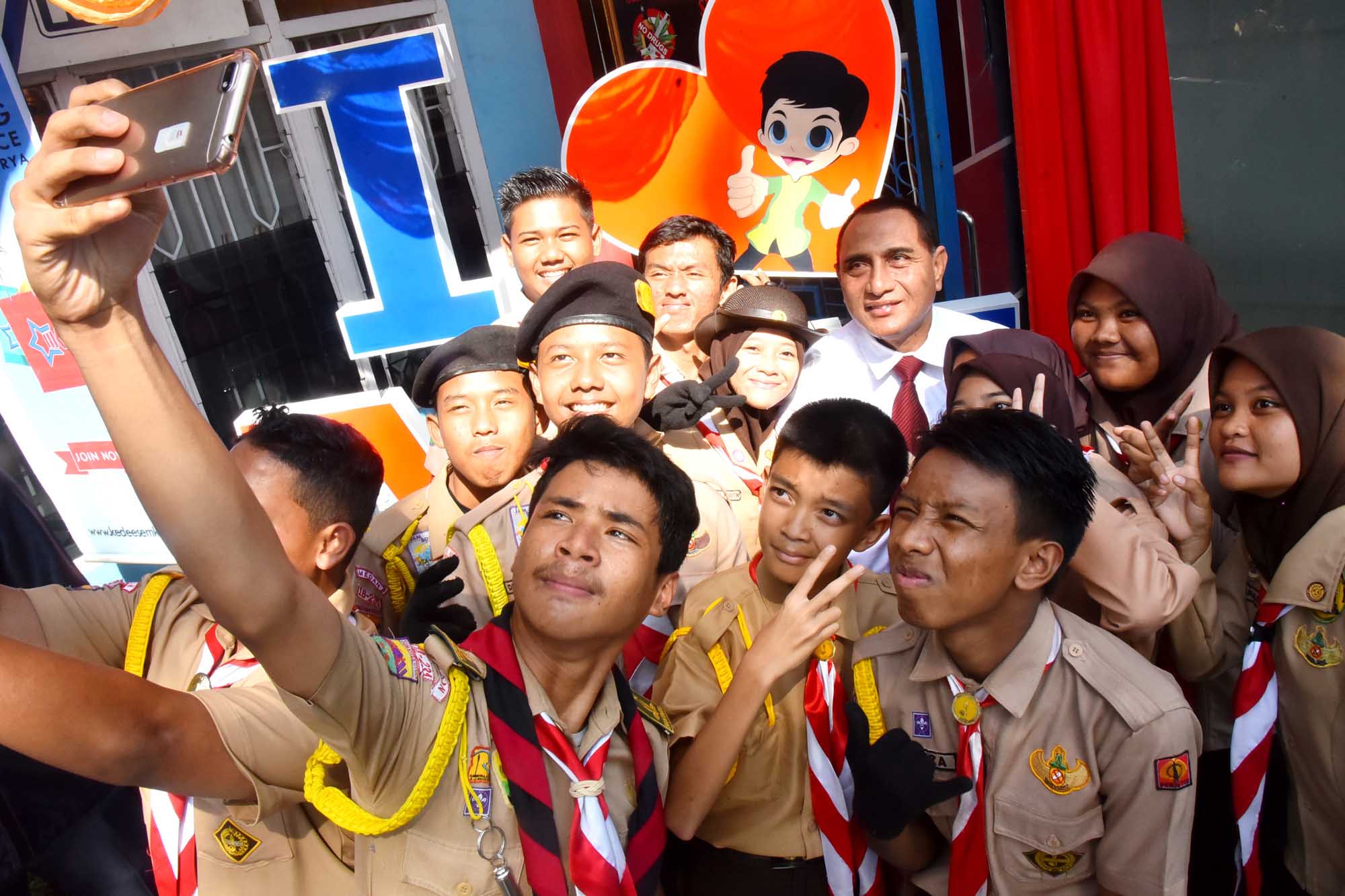 Gubernur :Â  Guru Harus Jadi Panutan