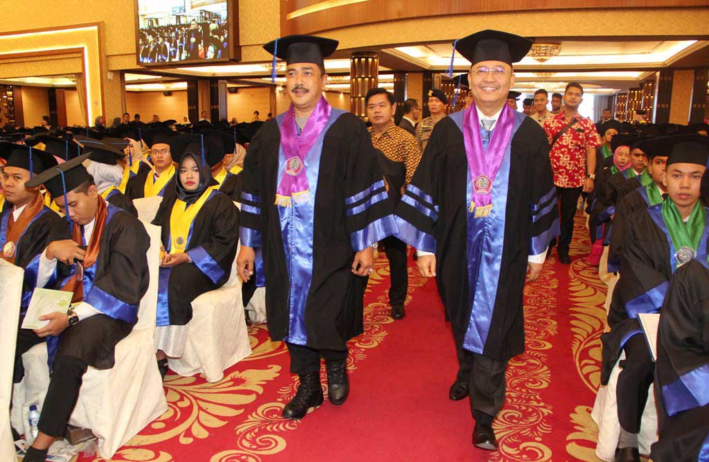 Kapoldasu Irjen Pol Agus Andrianto SH dan Walikota Medan Raih Gelar Magister Hukum