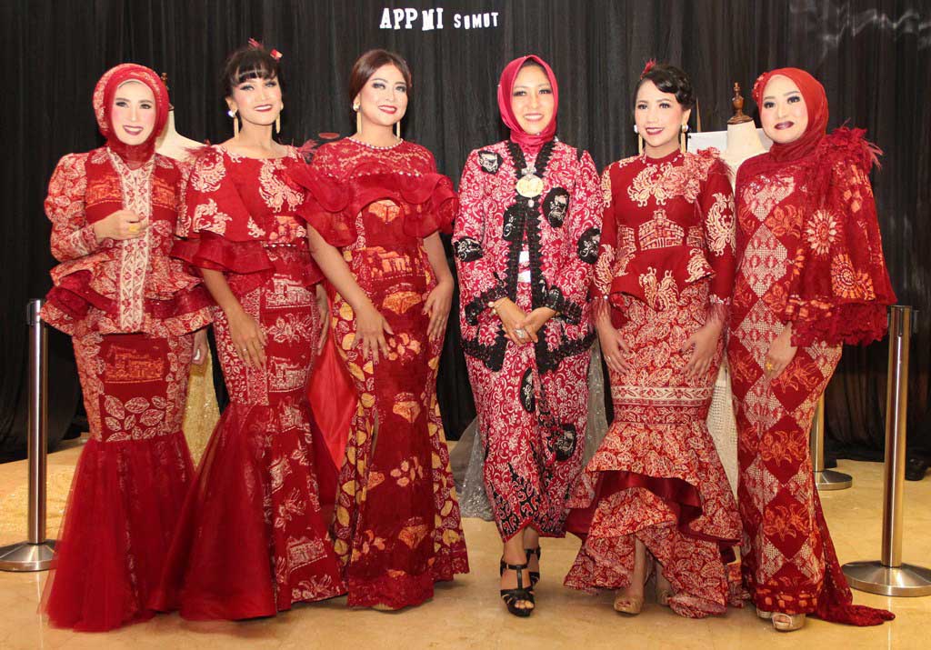 Karya Hj Rita Maharani, Batik Medan  Tampil Dalam Pesena Fashion Festival 2018