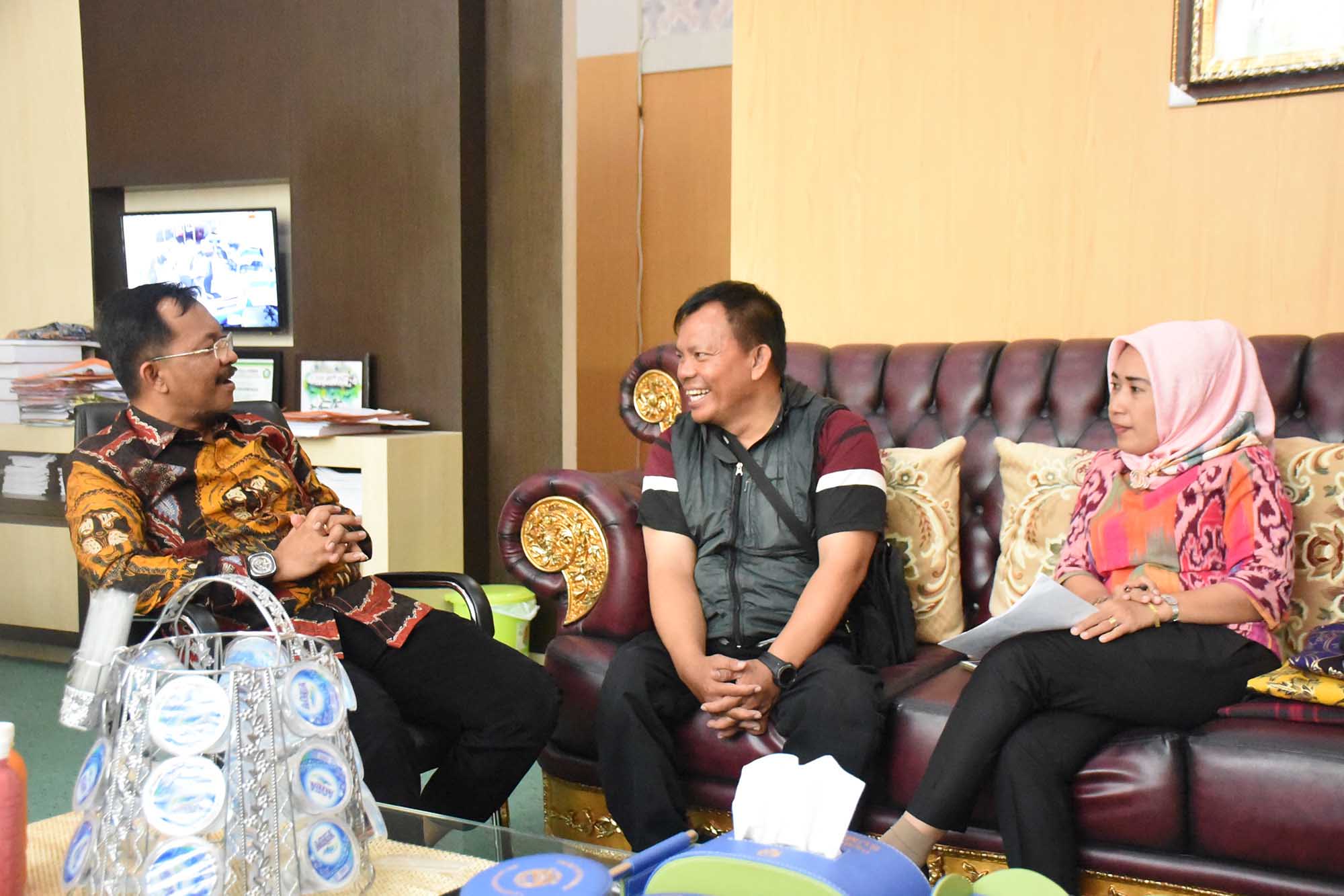 Keliling Indonesia Kampanyekan NKRI dan Perjuangkan Difabel, Pria Difabel Johnson Singgah ke Kantor Gubsu