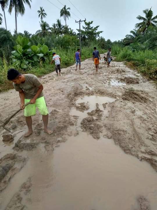 Jalan Desa Teluk Piai Labura Hancur Lebur, Bupati Labura tak Perduli