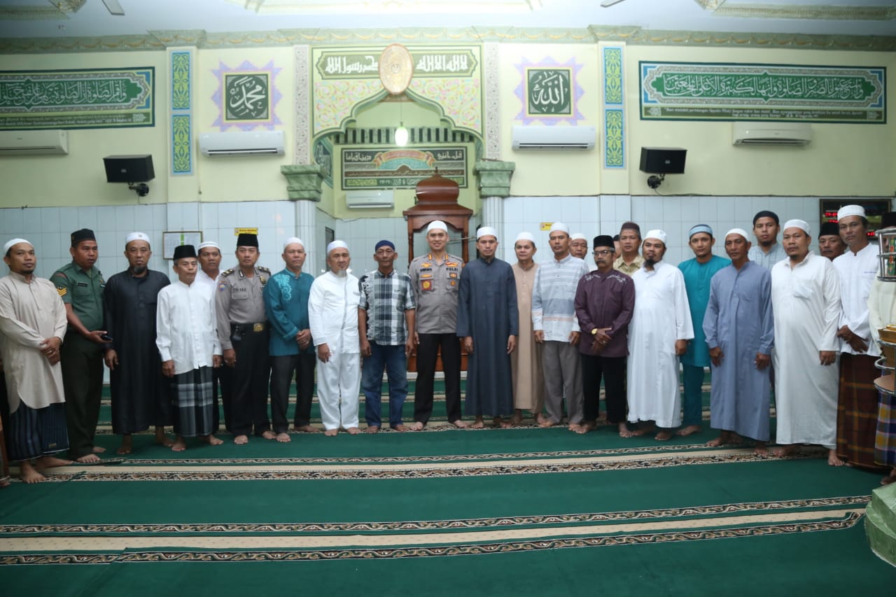 Kapolrestabes Medan Sholat Subuh Berjamaah di Masjid Firdaus Percut Seituan