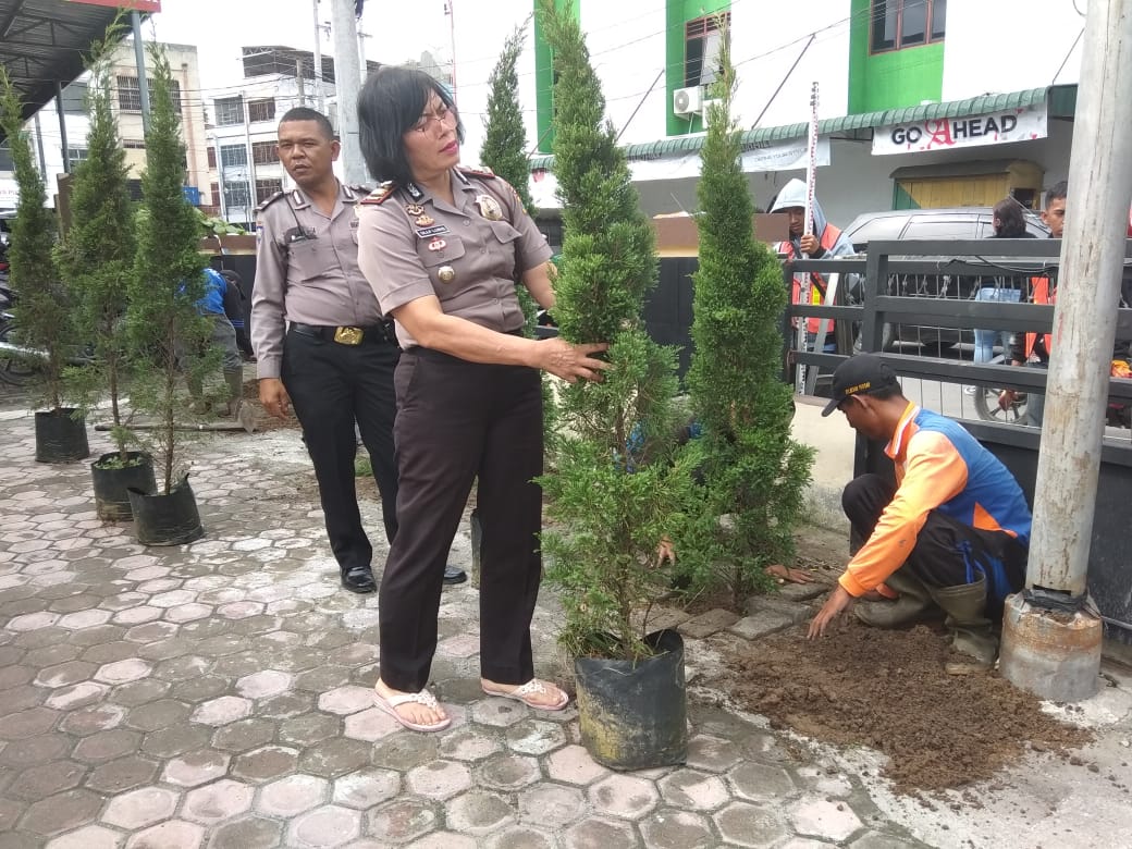 Go Green, Polsek Medan Baru Tanam Pohon Cemara di Halaman Mako