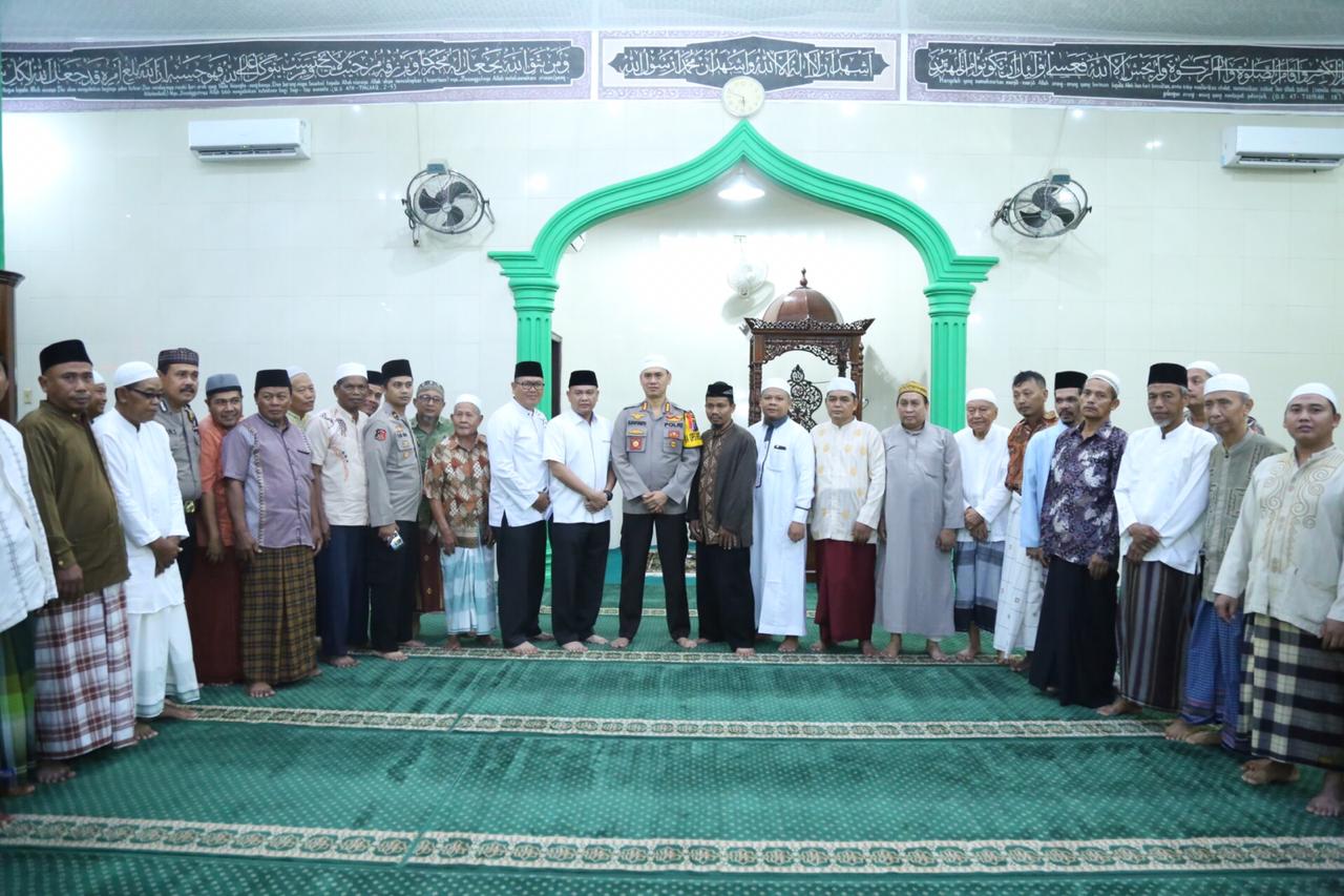 Makmurkan Masjid, Kapolrestabes Medan Sholat Subuh Berjamaah dan Sampaikan Pesan Khamtibmas