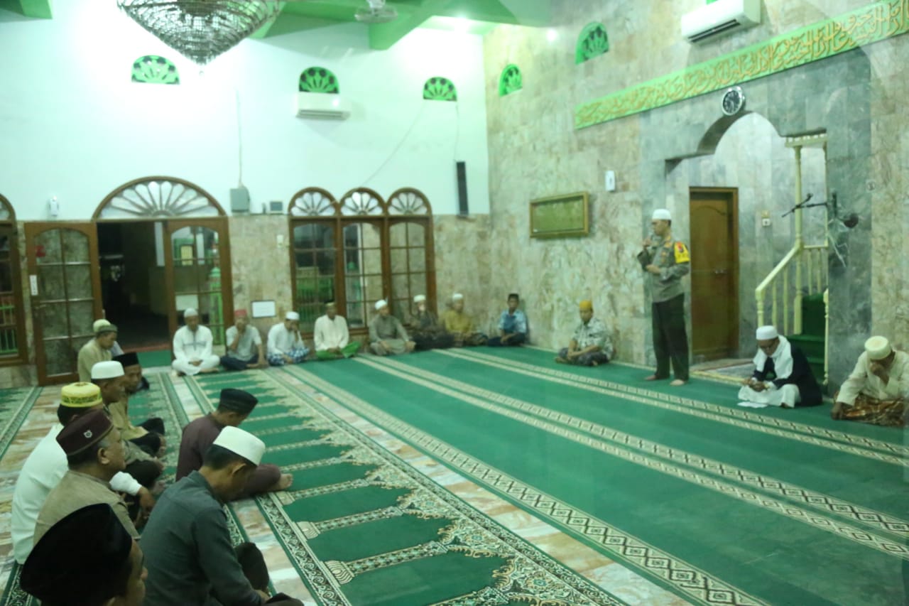 Kapolrestabes Medan Sholat Subuh Berjamaah Sekaligis Menyampaikan Pesan Kamtibmas