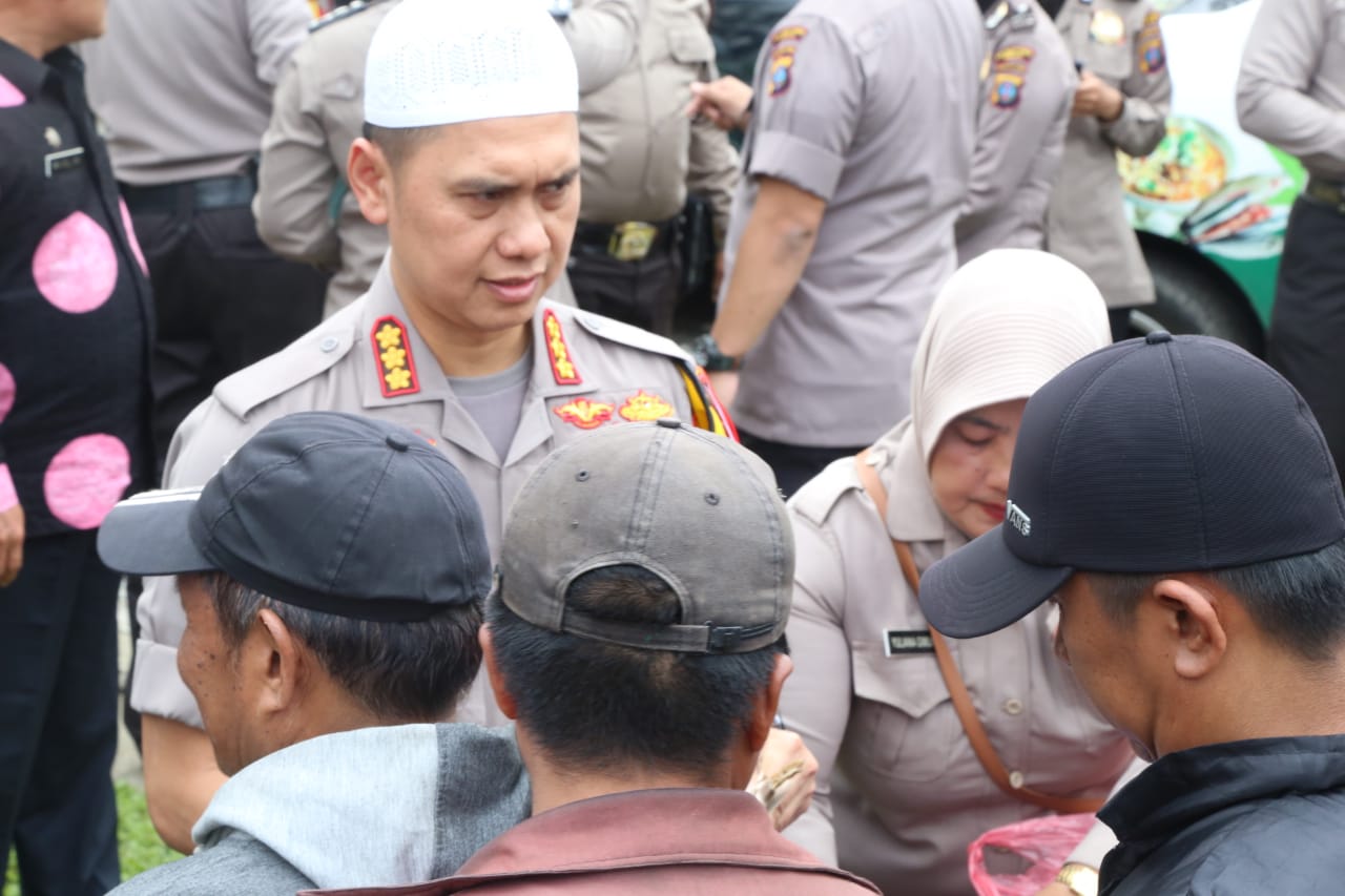 Kapolrestabes Medan Jumat Barokah Berbagi Nasi Bungkus Kepada Abang Becak dan Petugas Kebersihan