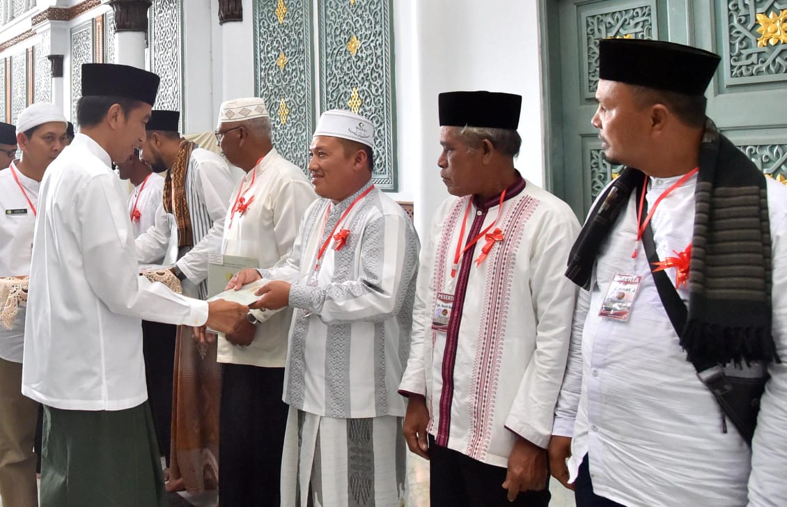 Presiden Jokowi Serahkan 320 Sertifikat Wakaf di Banda Aceh