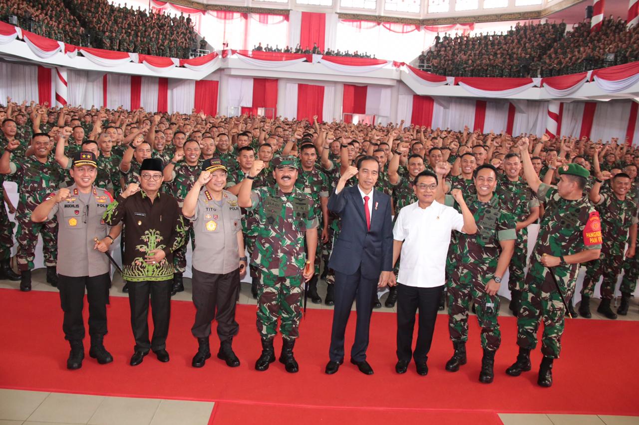 Panglima TNI dan Kapolri Dampingi Presiden RI Beri Pengarahan Kepada Babinsa se-Sumatera