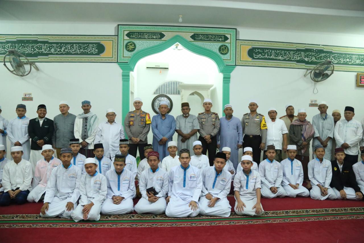 Kapolrestabes Medan Makmurkan Masjid dengan Sholat Subuh Berjamah Sekaligus Sampaikan Pesan Kamtibmas