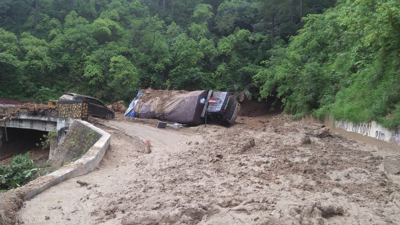 Jalan Parapat- Siantar Longsor * Tiga Kenderaan Tertimbun