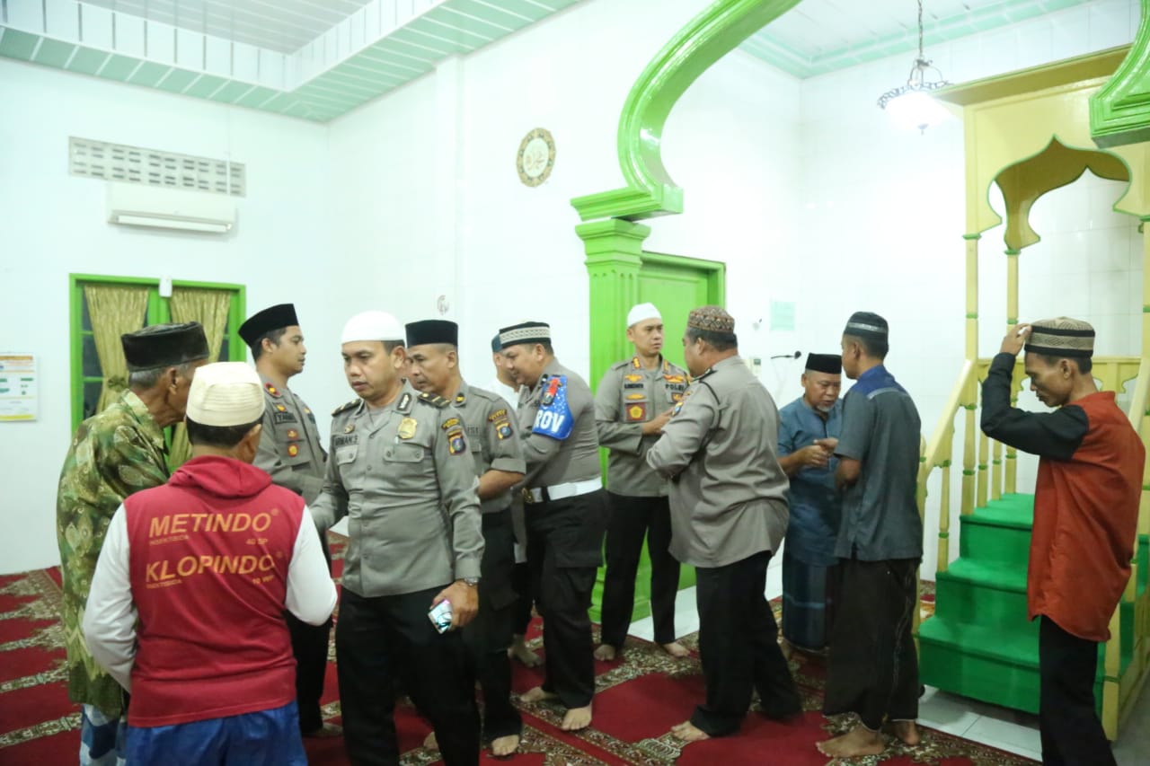 Kapolrestabes Medan Sholat Subuh Berjamaah di Masjid Nurul Mukmin Medan