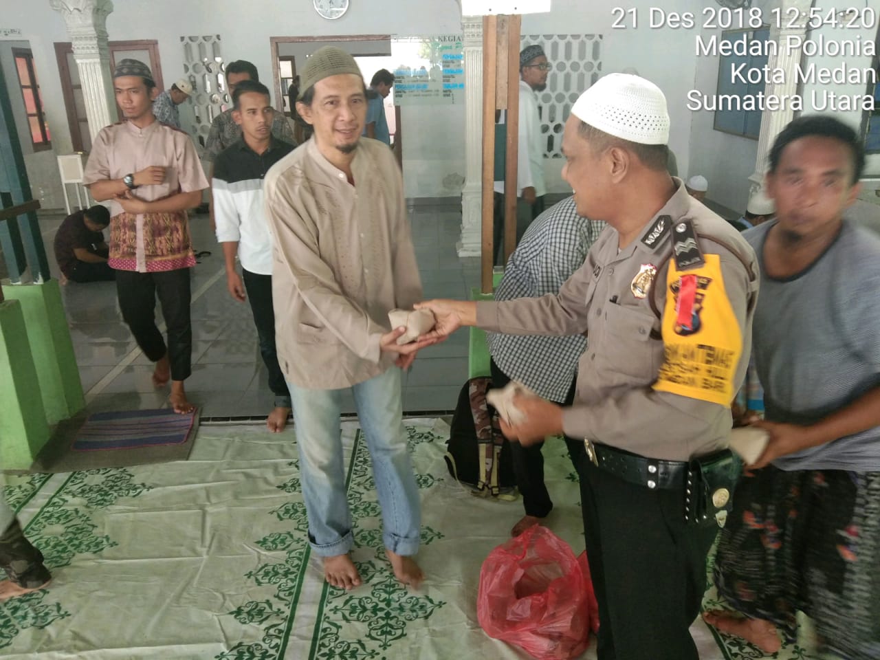 Kegiatan Sosial Polsek Medan Baru Berbagi 100 Nasi Bungkus