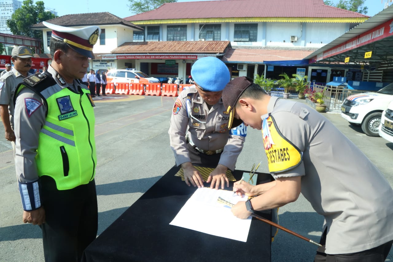 Kapolrestabes Medan Tandatangani Kontrak Kerja Pelayanan SIM di Satlantas Polrestabes Medan