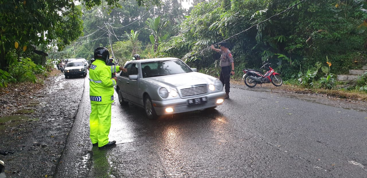 Kapolsek Pancurbatu Mengurai Kemacatan Pasca Tiang Listrik dan Pohon Tumbang