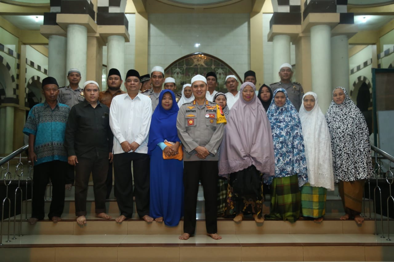 Kapolrestabes Medan Sholat Subuh Berjamaah Sekaligus Menyapa Subuh di Masjid Taqwa Medan