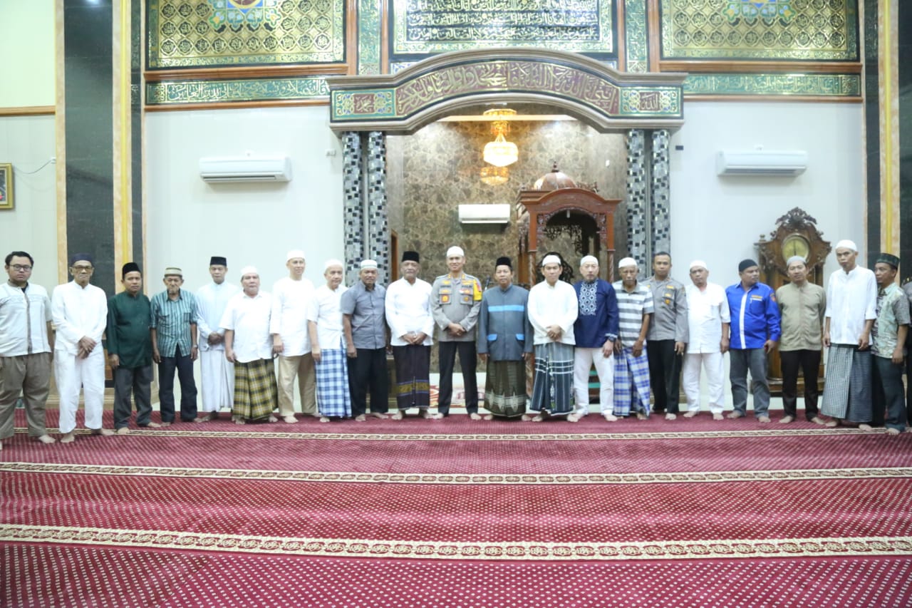 Kapolrestabes Medan Sholat Subuh Berjamaah di Masjid Pahlawan Sekaligus Sapa Subuh dan Sampaikan Pesan Kamtibmas