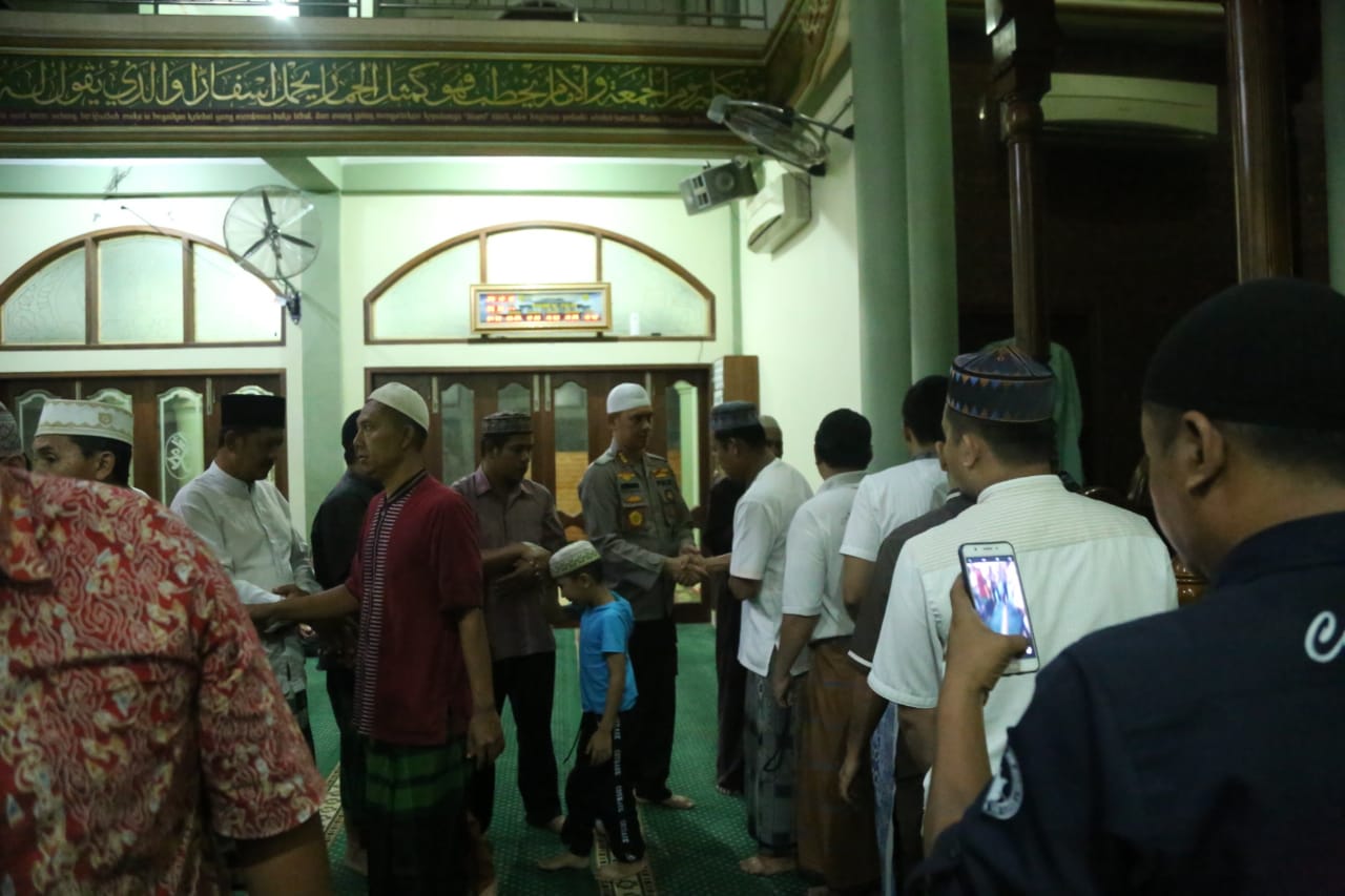 Kapolrestabes Medan Makmurkan Masjid dengan Sholat Subuh Berjamaah