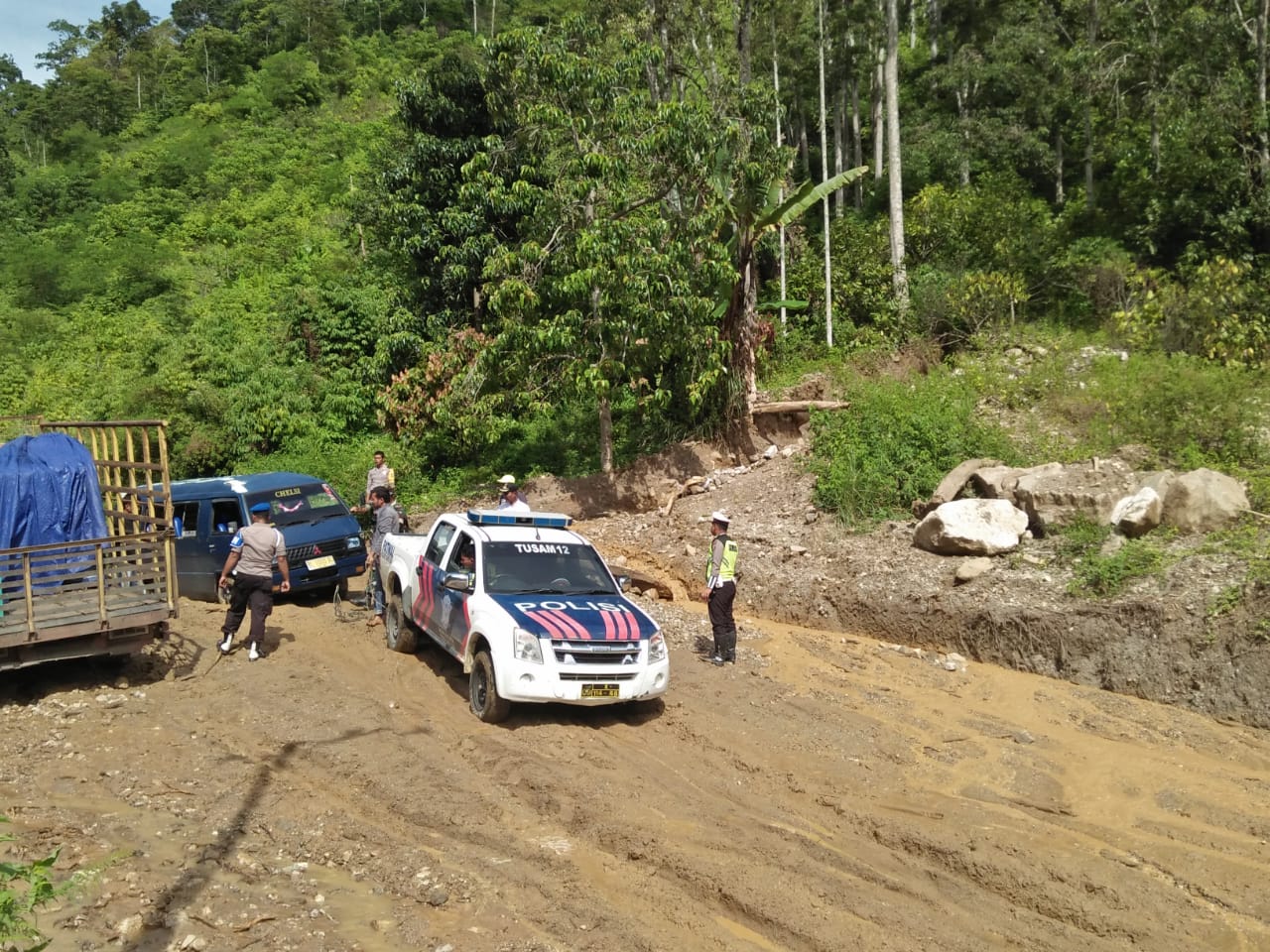 Longsor Kembali Hantam Kungke, 13 Jam Macet Total