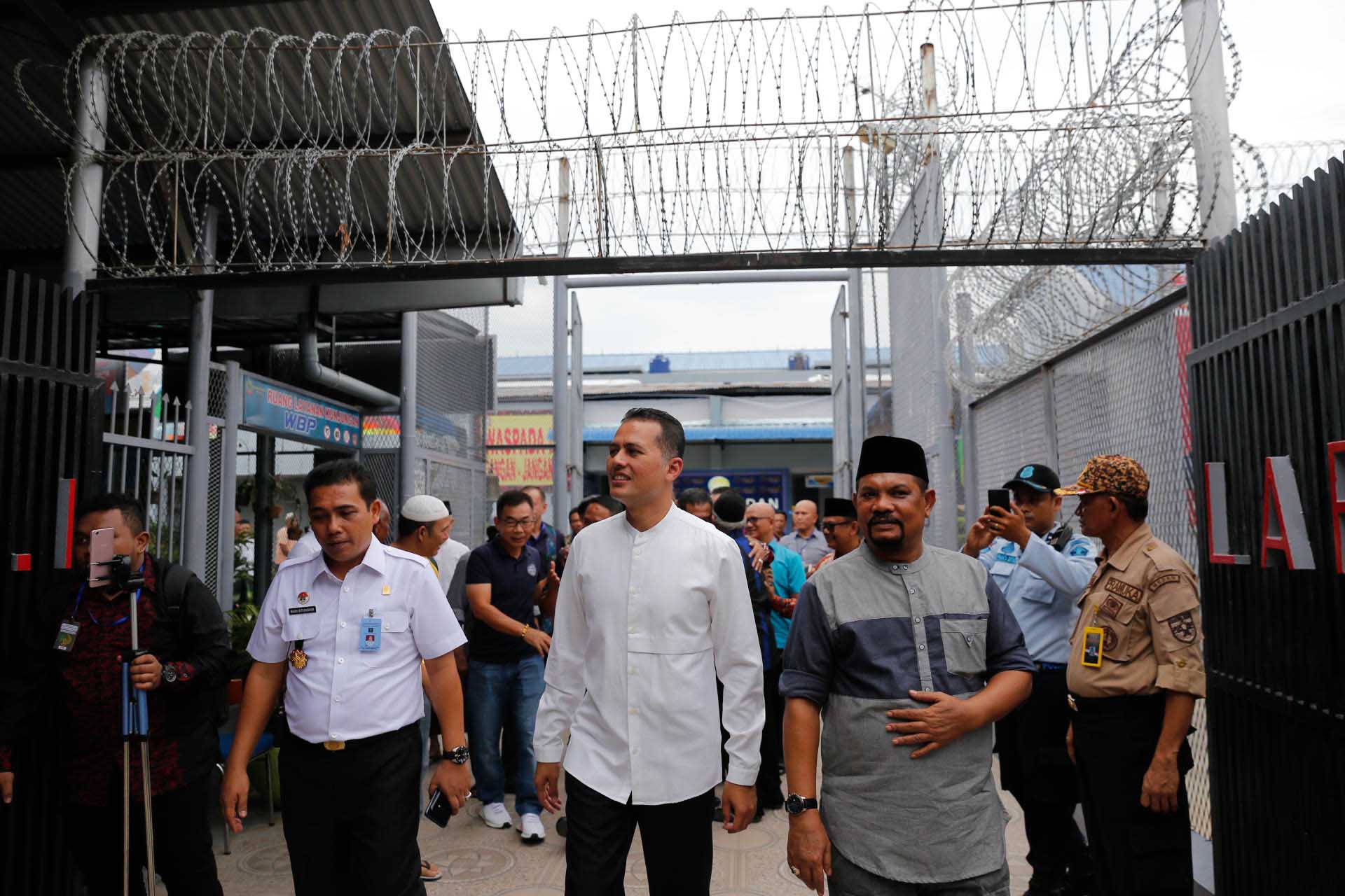 Kunjungi Lapas Kelas I Tanjung Gusta, Wagubsu Serahkan Bantuan Komputer hingga Mobil Operasional