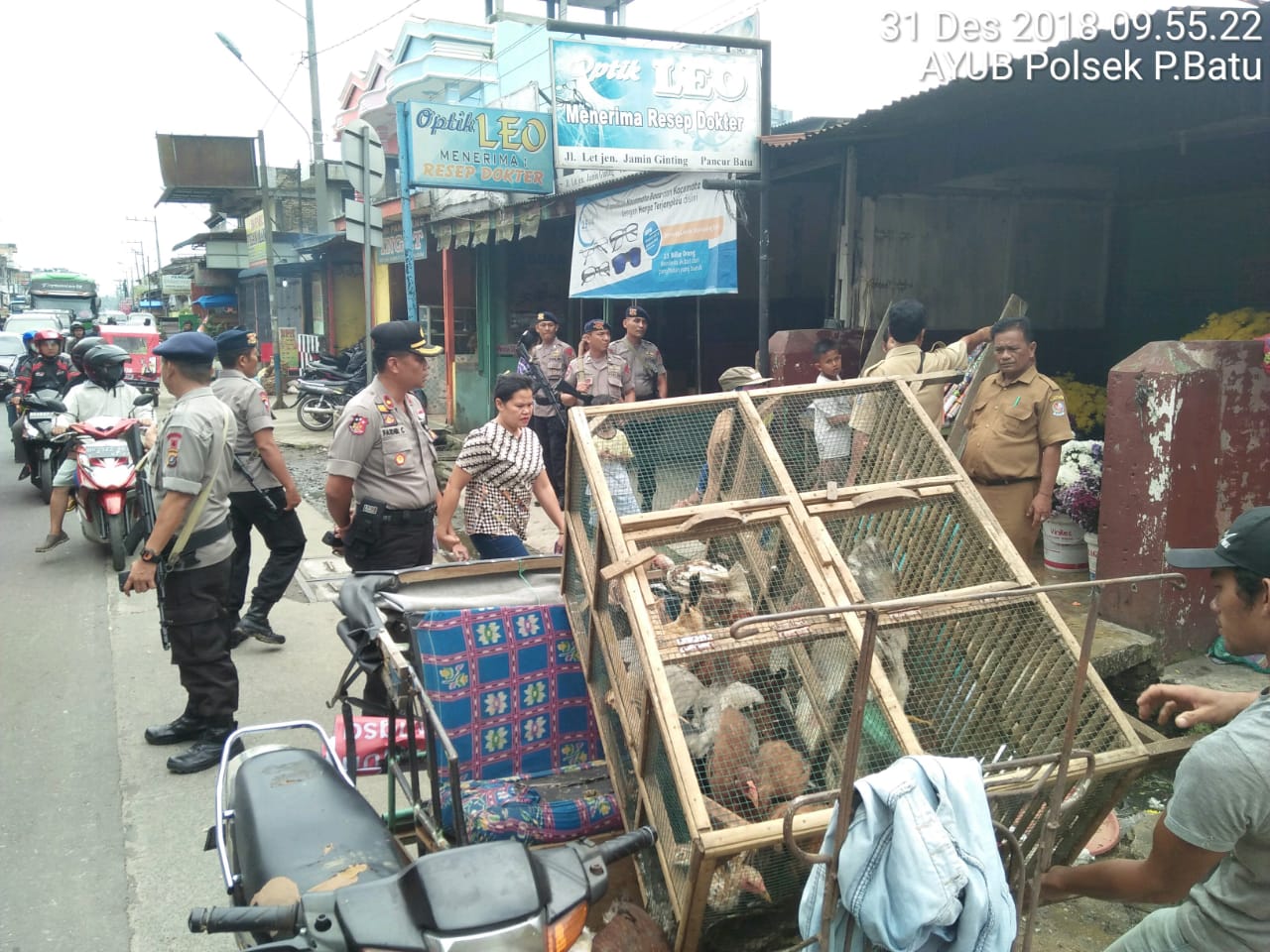 Kapolsek Pancur Batu Pimpin Tertibkan PKL di Pasar Pancur Batu