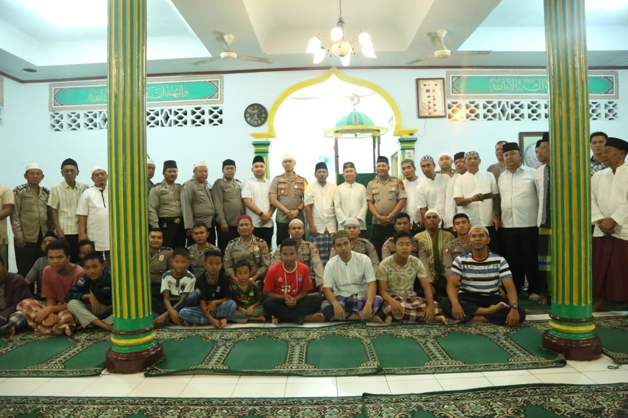 Kapolrestabes Medan Bersama Jamaah Masjid Al Muflihin Sholat Subuh Berjamaah