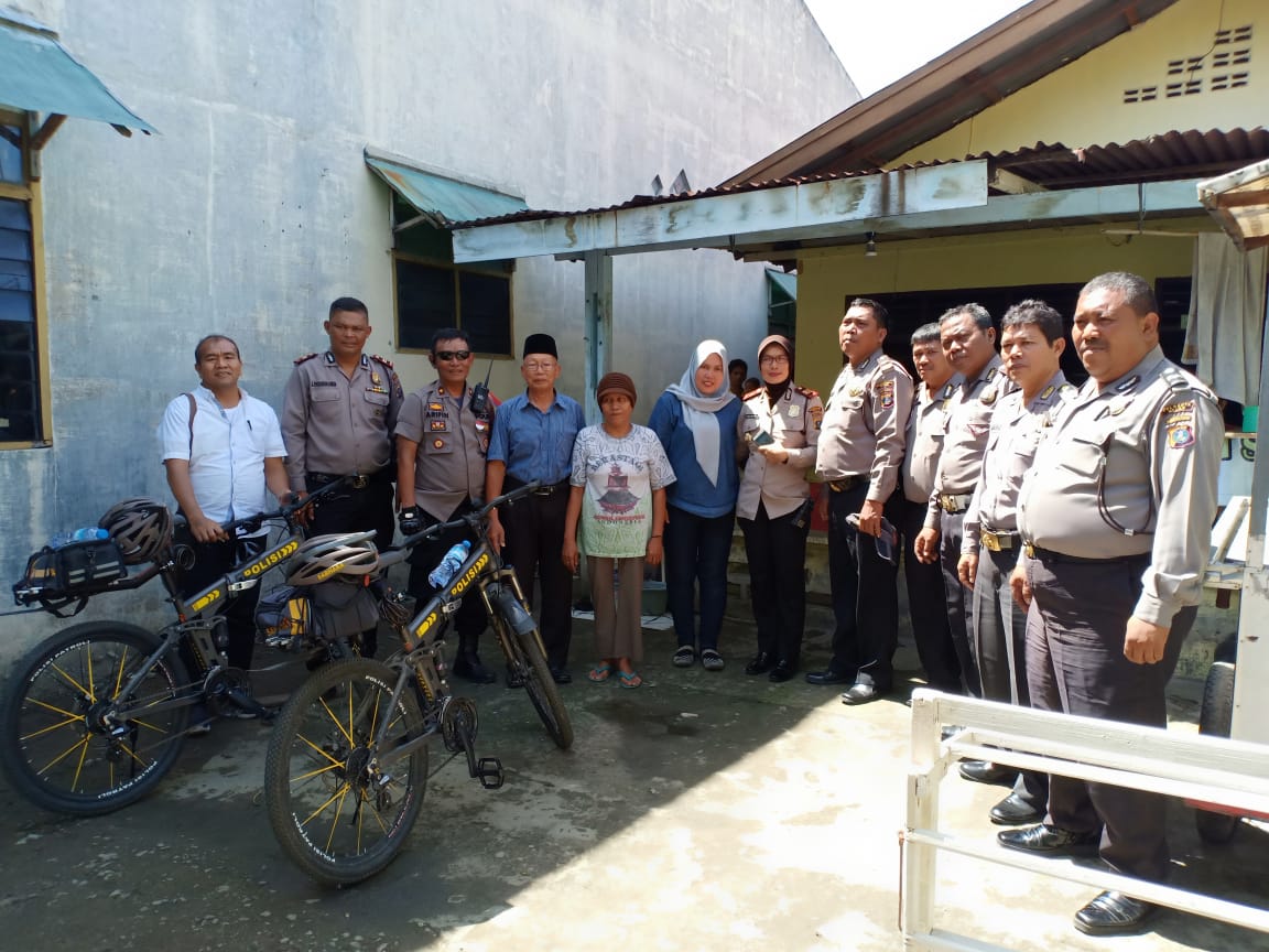 Polsek Medan Timur Jumat Barokah Sambangi Warga Kurang Mampu Dengan Bersepeda