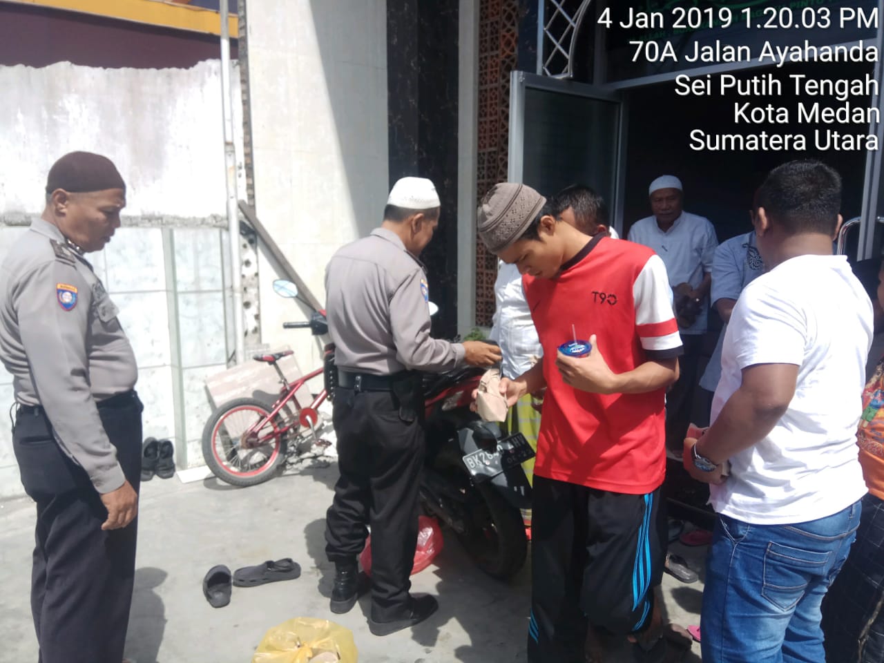 Polsek Medan Baru Bagikan Nasi 100 Bungkus Kepada Warga