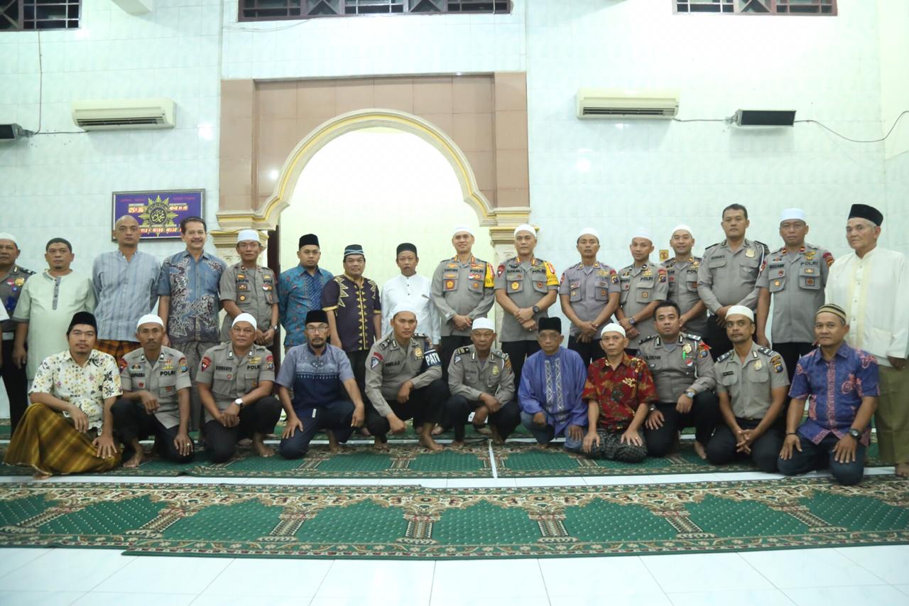 Kapolrestabes Medan Bersama Kasat Brimob Sholat Subuh Berjamaah di Masjid Taqwa Medan