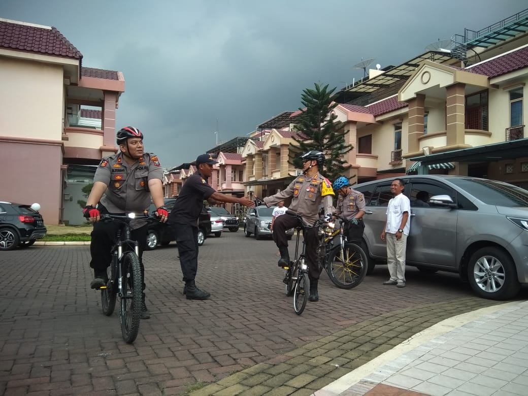 Kapolrestabes Medan dan Kapolsek Medan Baru Gowes Sepeda Blusukan ke Rumah Warga