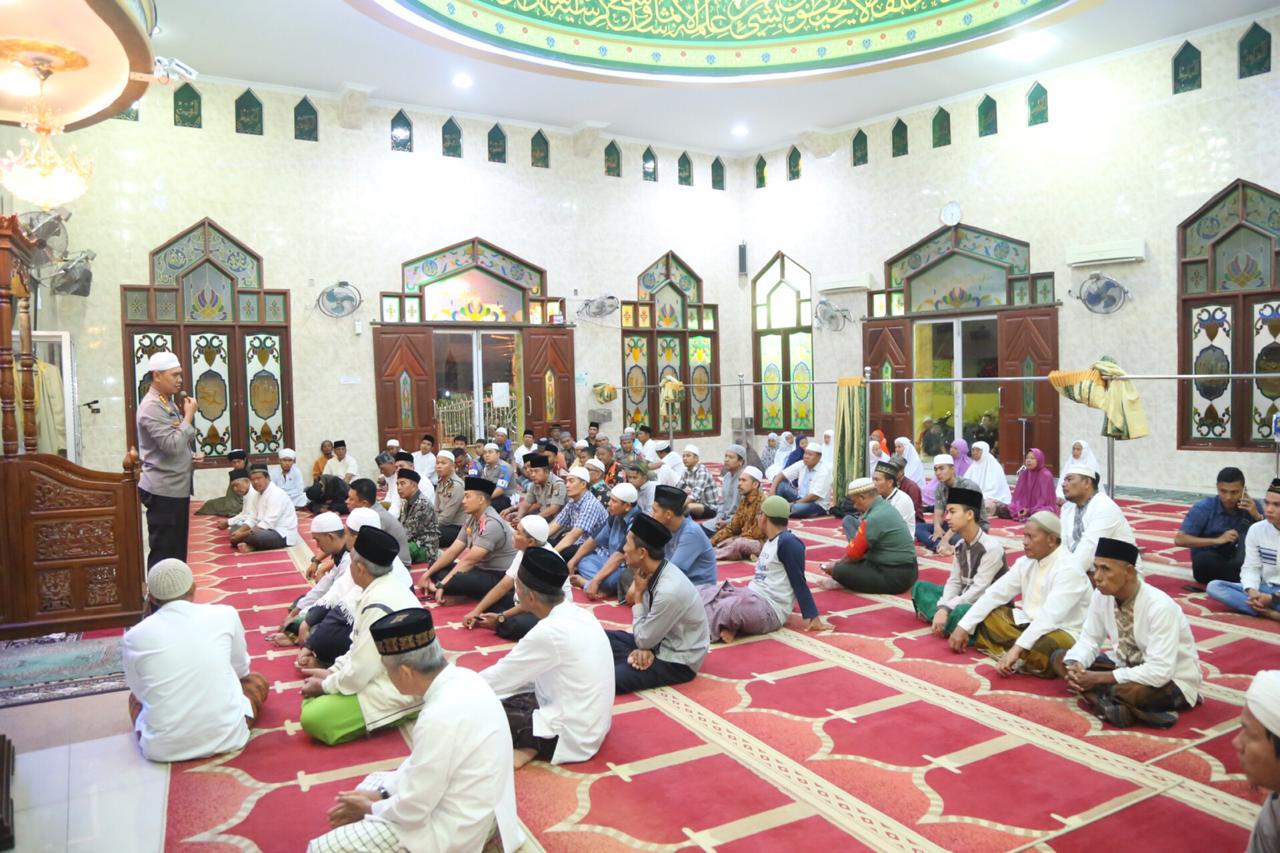 Kapolrestabes Medan Bersama Kabid Propam Poldasu Sholat Subuh Berjamaah di Masjid Al Muqorrobin Medan