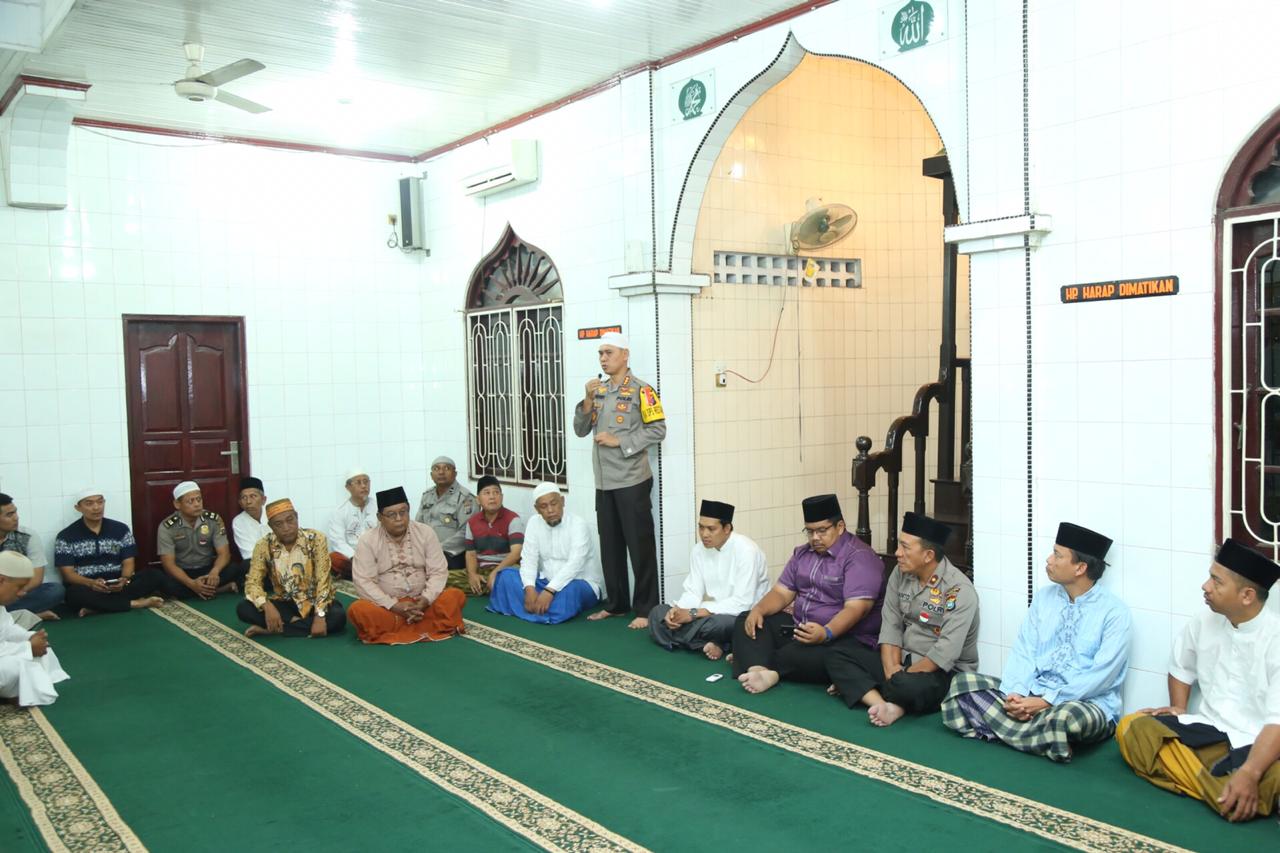 Makmurkan Masjid, Kapolrestabes Medan Sholat Subuh Berjamaah di Masjid Al Munawwarah Medan