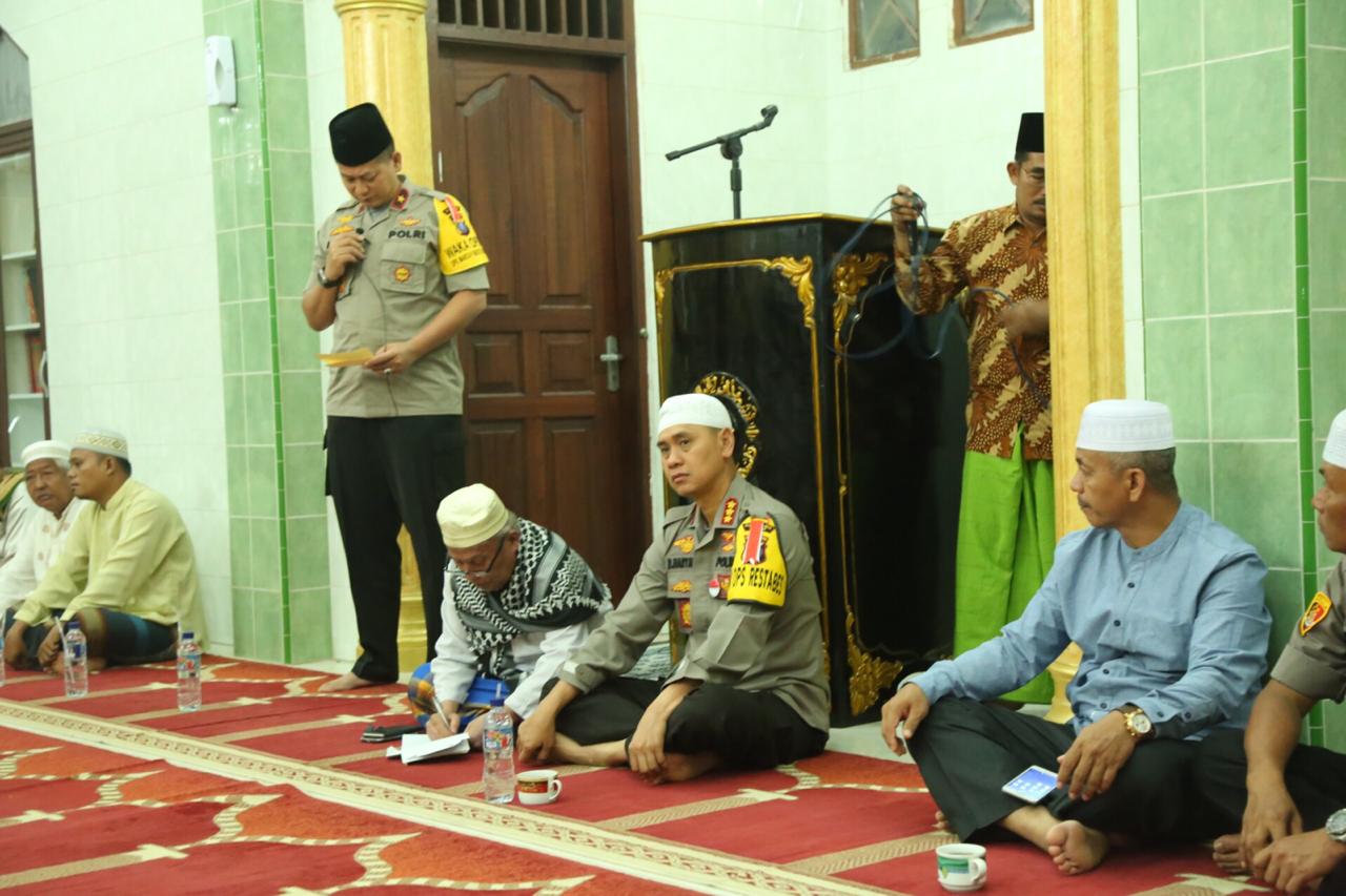 Waka Poldasu Bersama Kapolrestabes Medan Sholat Subuh Berjamaah di Masjid Taufiq