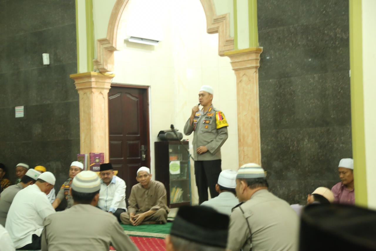 Sholat Subuh Berjamaah, Kapolrestabes Medan Sapa Subuh Sekaligus Sampaikan Pesan Kamtibmas