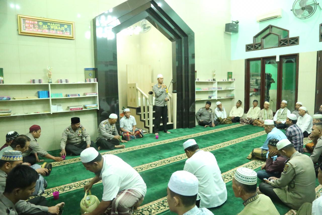 Makmurkan Masjid, Kapolrestabes Medan Sholat Subuh Berjamah dan Sampaikan Pesan Kamtibmas di Masjid Al Wiraji