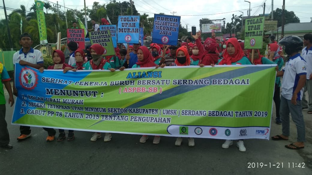 Tolak Upah Murah, Ratusan Buruh Geruduk Kantor Bupati Sergai