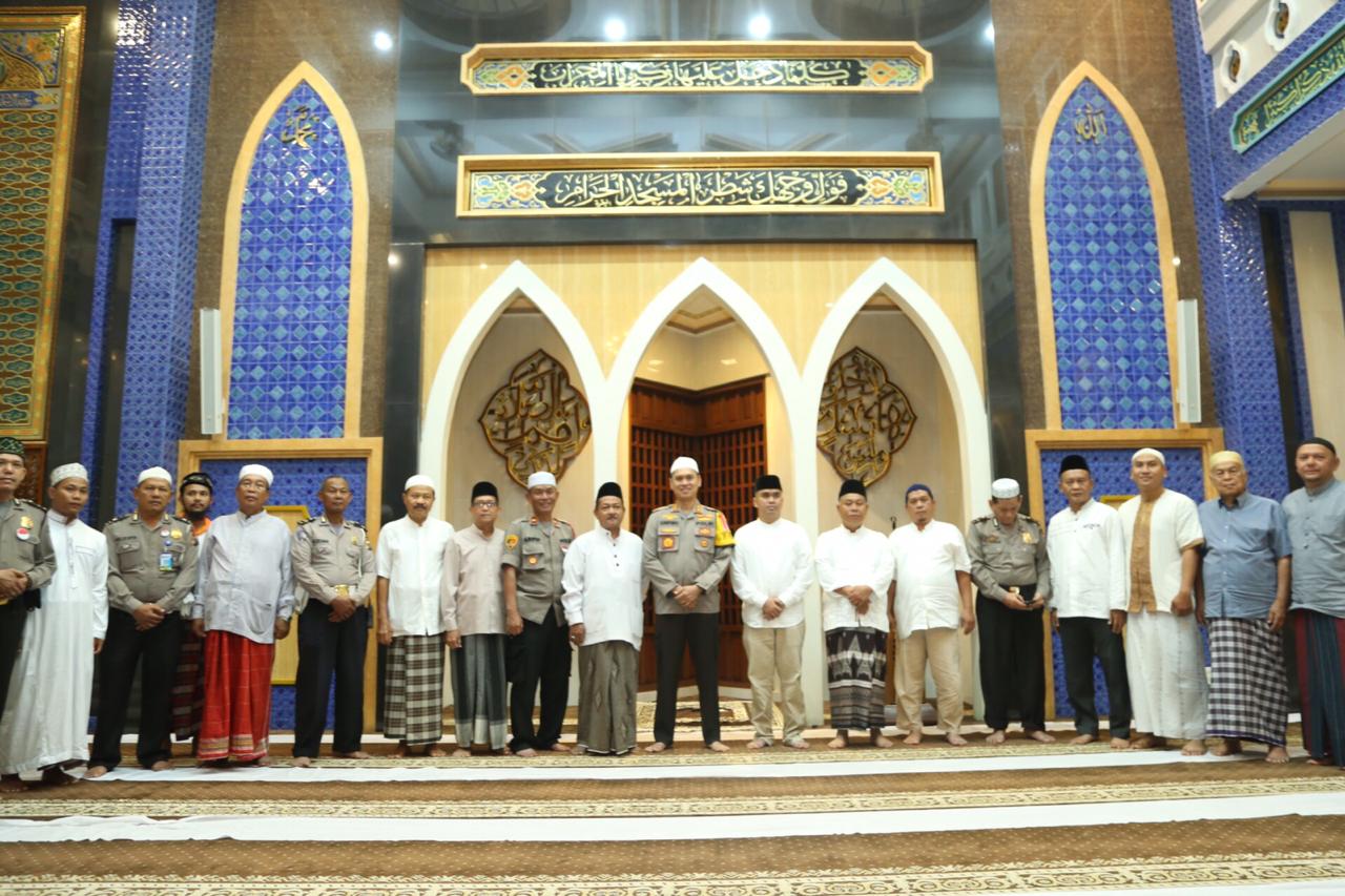 Makmurkan Masjid, Kapolrestabes Medan Sholat Subuh Berjamaah di Masjid Al Yaqin Medan