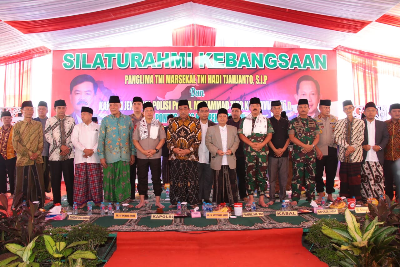 Kapolri Bersama Panglima TNI Menghadiri Silaturahmi Kebangsaan di Ponpes Khas Kempek Cirebon
