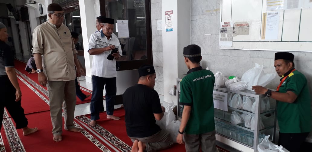 Jumat Barokah Berbagi Nasi Bungkus, H Yuslin Siregar : Yuk Berbuat Kebaikan