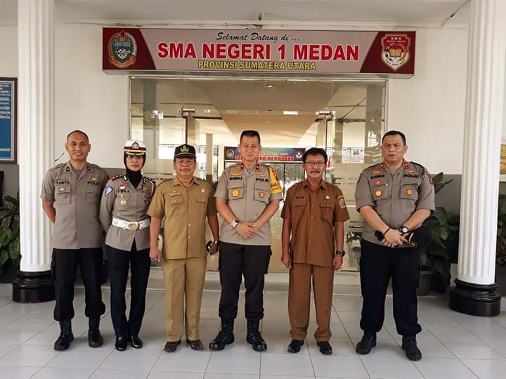 Kompol Martuasah Dampingi Waka Poldasu Brigjen Pol Mardiaz Kusin Go To School di SMAN 1 Medan