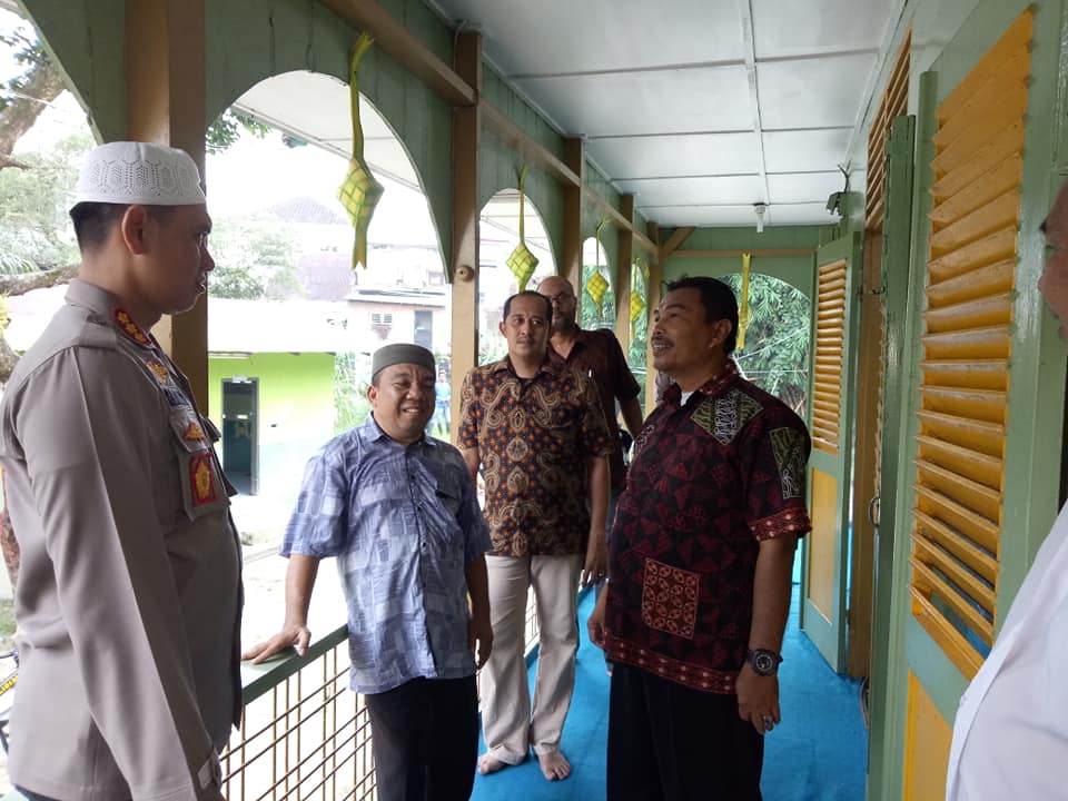 Kapolrestabes Medan Sholat Ashar dan Bantu Mesin Pompa Air ke Mesjid Al Azhar