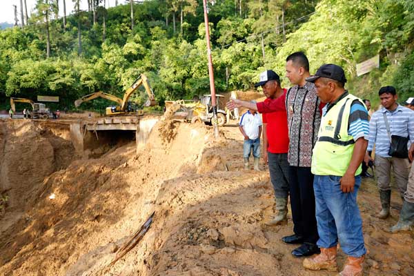 Tinjau Longsor Jembatan Sidua-dua Parapat,Wagubsu Ingatkan Masyarakat Menjaga Kelestarian Lingkungan  Â 