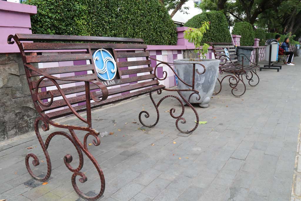 Besi Tempat Duduk Depan Merdeka Walk Berhilangan