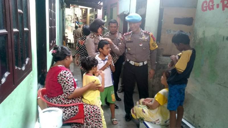 Kasi Propam Polrestabes Medan dan Waka Polsek Medan Baru DDS di Kampung Sejahtera