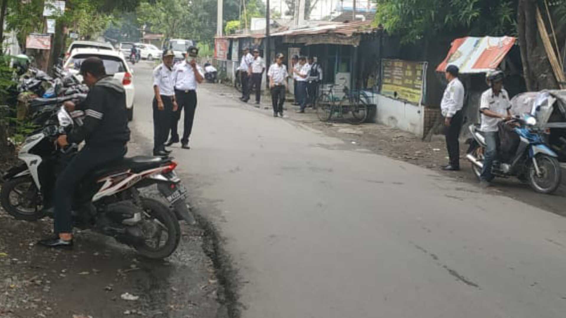 Dishub Medan Tertibkan Kendaraan Parkir di Samping Auto 2000 SM Raja