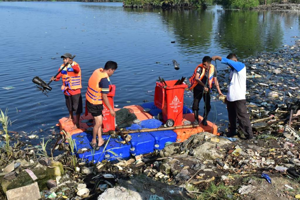 DKP Bersihkan Danau Siombak Dari Sampah