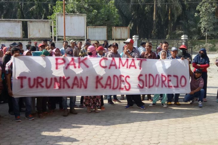 Ratusan Warga Desa Sidorejo Demo ke Kantor Camat Sirapit