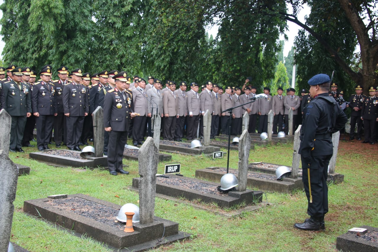 Kapolri Irup Pemakaman Jenazah Jenderal Pol (Purn) Prof Dr Awaloedin Djamin MPA di Usia ke 91 Tahun