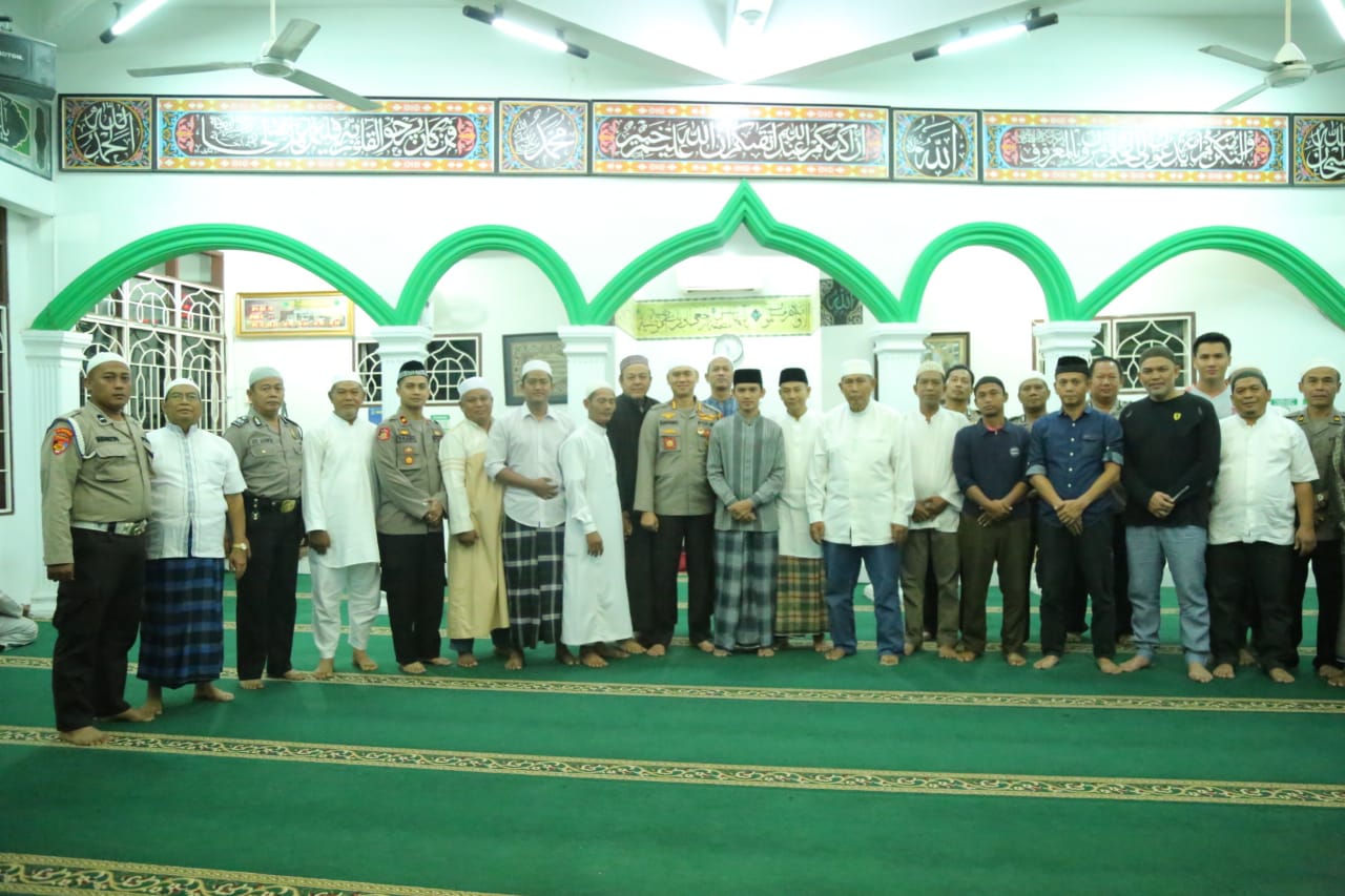Sholat Subuh Berjamaah di Masjid Taqwa, KBP Dadang Hartanto : Kita Dituntut Untuk Cerdas